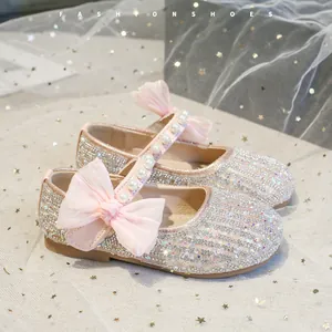 Funkelnde rosa Prinzessinnenschuhe für Mädchen mit Perlenriemen und weicher Netzschleife