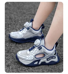 Détail de sandales de sport pour filles avec boucle rotative et fini argenté sur les pieds