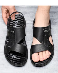 Detailansicht der schwarzen Herren-Freizeitsandalen mit atmungsaktivem Design.