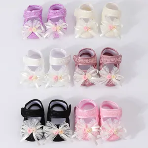 Entzückende Baby-Spitzenschuhe mit Schleife und Rosendetails in vielen schönen Farben