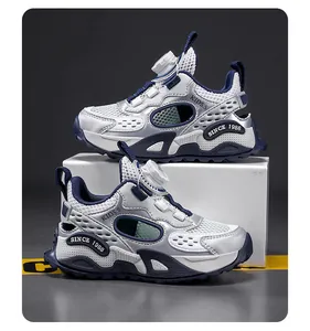 Vue latérale des sandales de sport en mesh argent et bleu avec une boucle rotative.