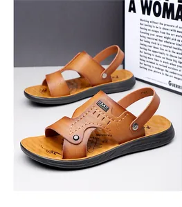 Detailansicht der braunen Herren-Freizeitsandalen mit verstellbarem Fersenriemen