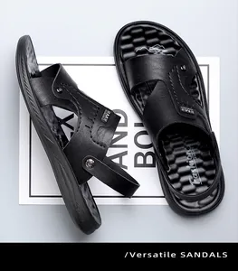 Detail von schwarzen Herren-Sandalen mit Lederstruktur und Logo-Design