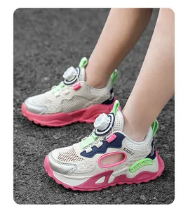 Détail de sandales de sport en mesh respirant pour filles avec système de boucle rotative