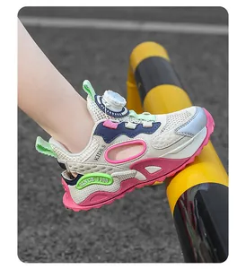 Gros plan de sandales de sport en mesh respirant pour filles avec boucle rotative