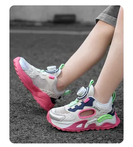 Détail de sandales de sport en mesh rose pour filles avec système de boucle rotative