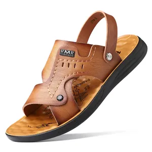Seitenansicht der braunen Leder-Sandalen für Herren mit atmungsaktivem Design und Logo