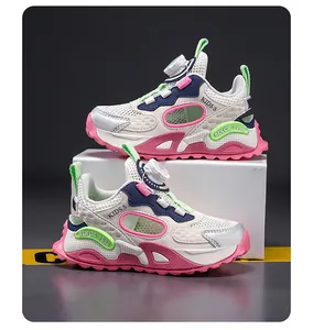 Détail des sandales de sport en mesh respirant pour filles, rose et blanc, avec boucle rotative.