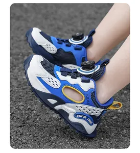 Vue détaillée des sandales de sport en mesh bleu pour enfants avec laçage à cadran