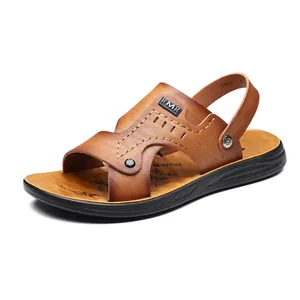 Detailansicht der braunen Leder-Herrensandalen mit RMR-Metalllogo und Ziernähten.