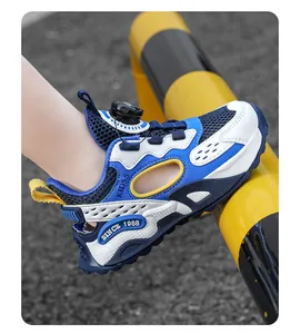 Vue détaillée de sandales de sport respirantes bleu et blanc pour enfants avec boucle rotative.