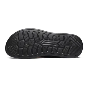 Detailansicht der rutschfesten Gummisohle für atmungsaktive Outdoor-Sandalen für Herren
