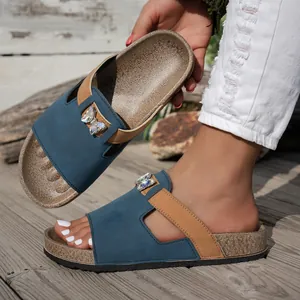 Detailansicht schicker Damen-Sandalen in Blau und Braun mit Kristall-Schmetterling
