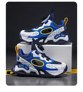 Vue détaillée des baskets en maille bleue et blanche pour fille avec accents jaunes