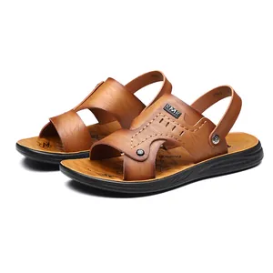 Detail von braunen Herren-Sandalen aus Leder mit verstellbarem Riemen-Design.
