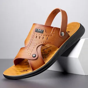 Detailansicht der braunen Leder-Sandalen für Herren mit dem dekorativen RMR-Metalllogo