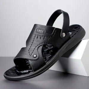 Detailansicht schwarzer Herren-Freizeitsandalen mit Zwei-Wege-Fersenriemen und Metalllogo.