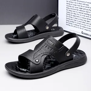 Detailansicht der schwarzen Herren-Freizeitsandalen mit verstellbarem Riemen und RMR-Logo