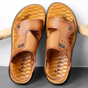 Detailansicht von braunen Herren-Ledersandalen mit atmungsaktivem, strukturiertem Fußbett