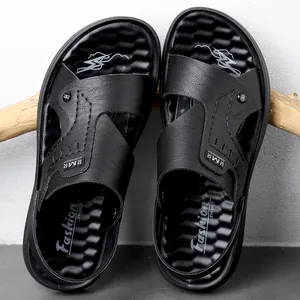 Nahaufnahme von schwarzen Herren-Sandalen mit atmungsaktivem gewelltem Fußbett