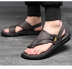 Gedetailleerde macro-opname van casual herensandalen van microvezel met riem