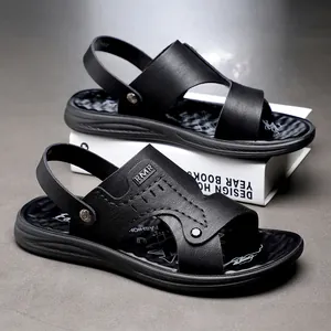 Detailaufnahme der schwarzen Outdoor-Freizeitsandalen aus Leder für Herren in 2026.