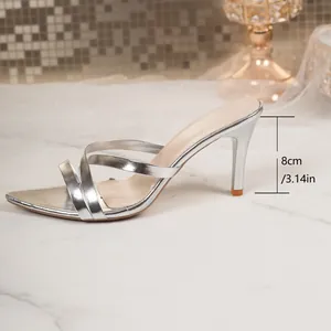 Λεπτομερής άποψη που δείχνει το ύψος του τακουνιού 8 εκατοστών σε ασημί μυτερό πέδιλο