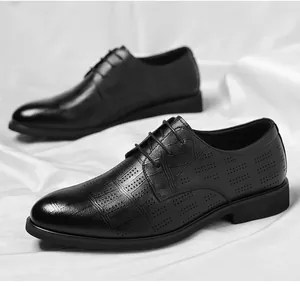 Vue détaillée de chaussures habillées en cuir noir perforé pour occasions formelles