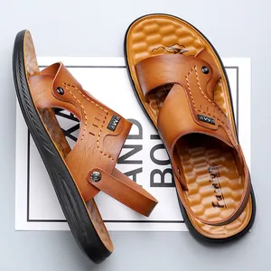Nahaufnahme brauner Herren-Ledersandalen für draußen mit Ziernähten