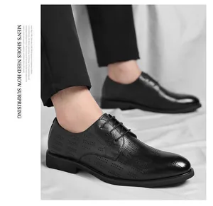 Détail de chaussures richelieu noires perforées pour hommes pour affaires formelles