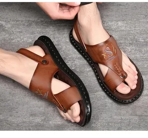 Bovenaanzicht van trendy bruine herensandalen van microvezel gedragen door een model