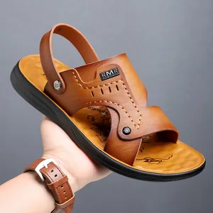 Detailansicht brauner atmungsaktiver Herren-Sandalen mit hochwertiger Ledertextur im Freien