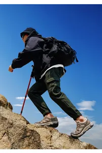 Action-Foto von Herren-Sicherheitsschuhen mit Stahlkappe zum Wandern und Bauen.