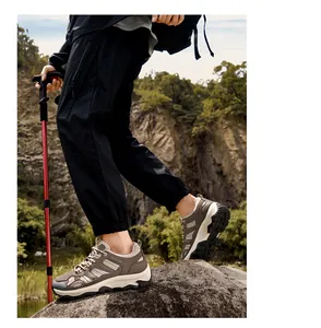Detailansicht brauner Sicherheitsschuhe für Herren beim Wandern auf Felsen