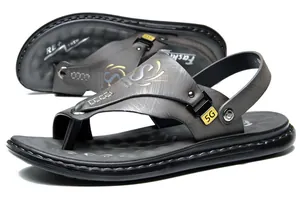 Detailopname van de grijze herensandalen van microvezel met zwarte rubberen zool