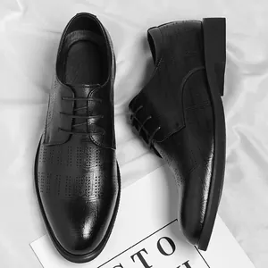 Chaussures de ville pour hommes noires ajourées avec bout pointu et design cuir texturé