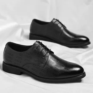 Chaussures de ville élégantes en cuir noir pour hommes avec design ajouré et bout pointu