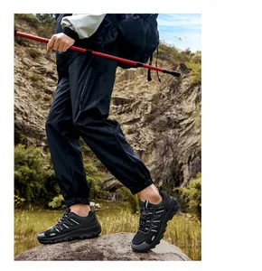 Detail von Herren-Sicherheitsschuhen mit Stahlkappe für Wandern und Arbeit