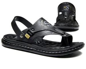 Detailopname van zwarte microvezel herensandalen met getextureerde bandjes en gouden gesp.