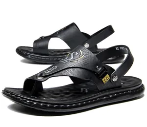 Gedetailleerd overzicht van zwarte herensandalen van microvezel met antislip.
