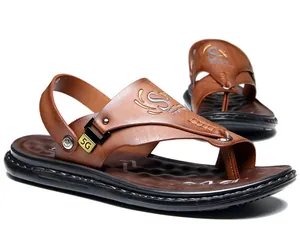 Detailopname van bruine heren teenslippers van microvezel met metalen logo en band