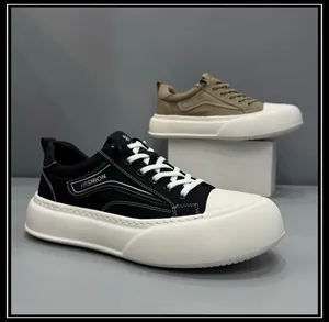Détail de baskets en toile pour hommes à semelles épaisses en noir et kaki élégant.