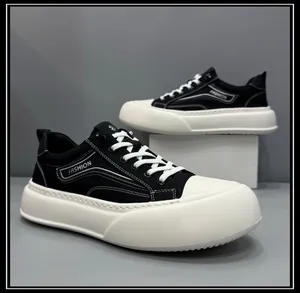 Vue détaillée de profil des baskets en toile pour hommes avec une semelle épaisse