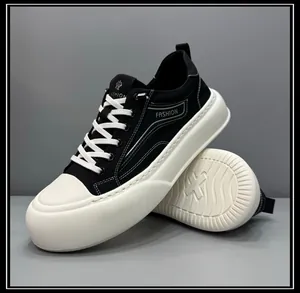 Détail de chaussures en toile compensées noires pour hommes avec semelles blanches.