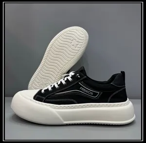 Vue détaillée de baskets en toile à plateforme épaisse pour hommes en noir et blanc