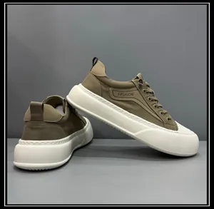 Vue détaillée de baskets en toile kaki pour hommes avec semelles compensées épaisses.