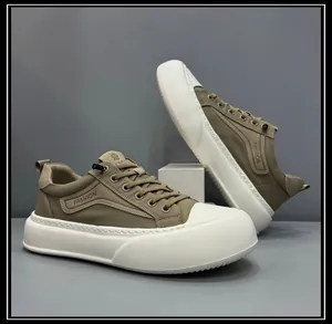 Vue latérale détaillée des baskets compensées pour hommes en kaki avec semelle blanche.