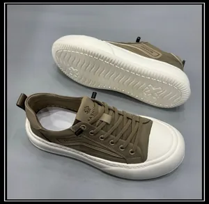 Vue de dessus et de dessous de baskets plateforme kaki avec semelles blanches épaisses