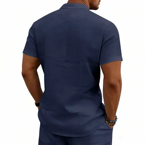 Rückenansicht eines marineblauen Herren-Leinenhemdes mit kurzem Arm und Stehkragen.