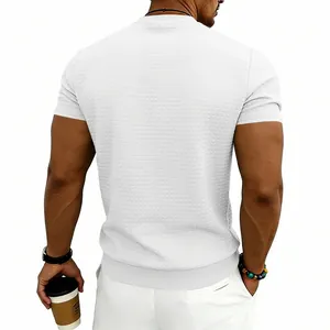 Vista posteriore di t-shirt bianca da uomo con texture a nido d'ape a quadratini